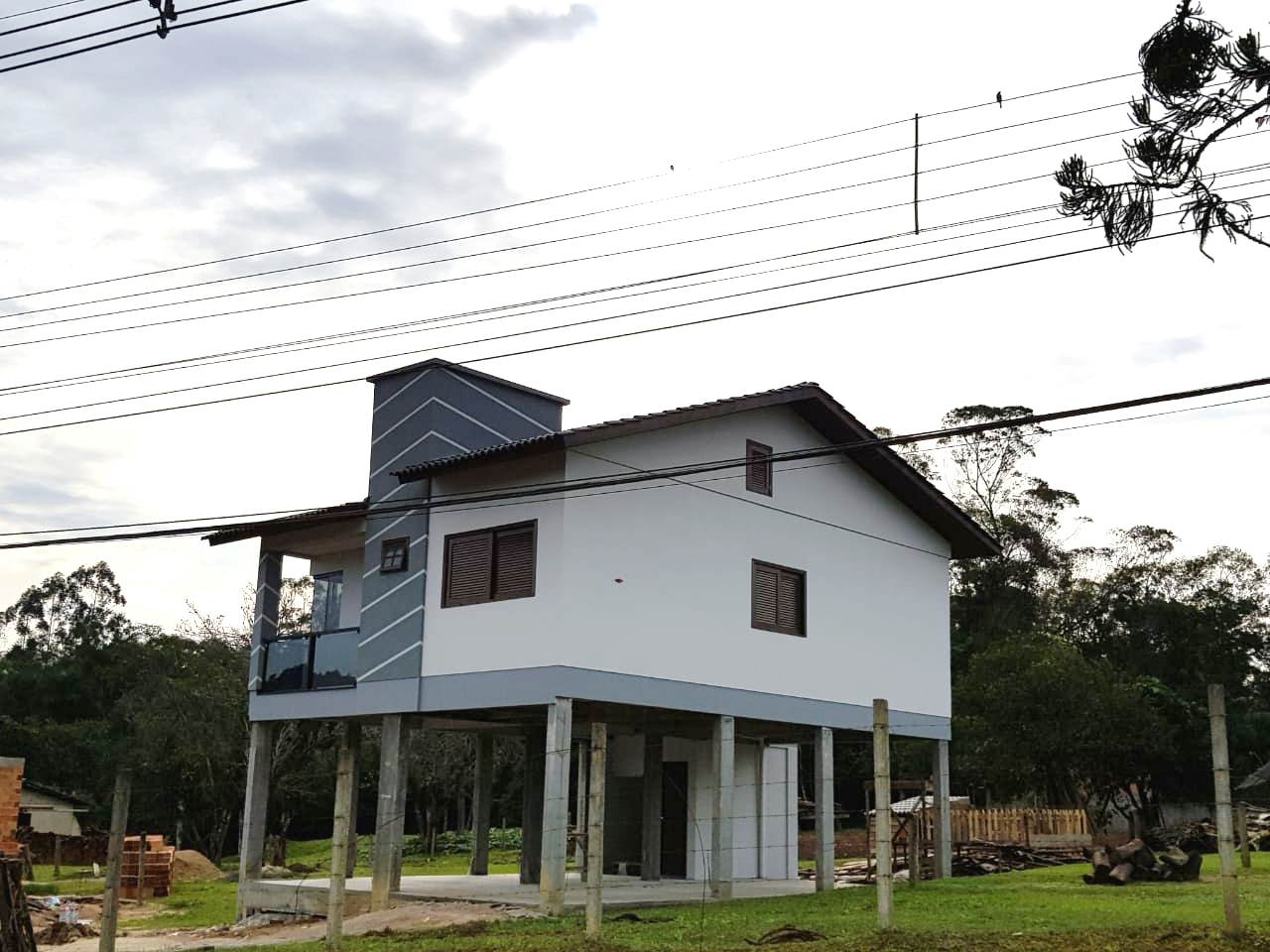 Como aproveitar os espaços do terreno da sua casa com uso de pilotis? –  Silti